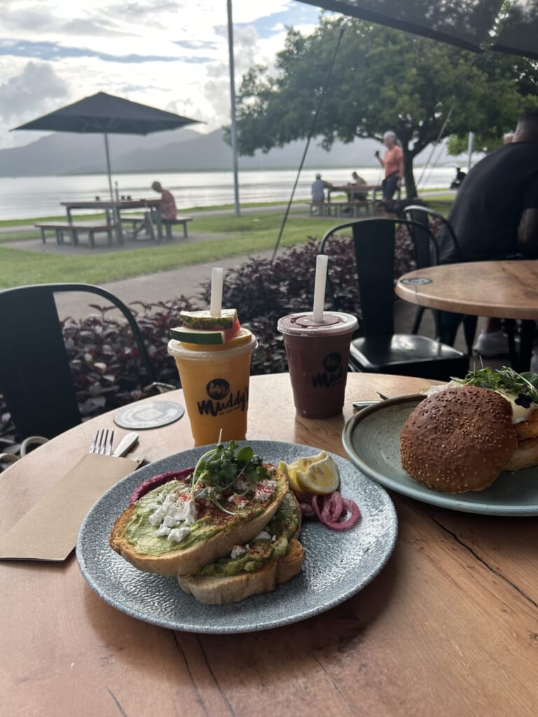 アボカドがバケットにのったもの。ドリンクはストローにおパイナップルとスイカが刺さっている。