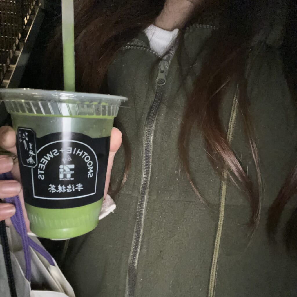 スムージーを持っている画像