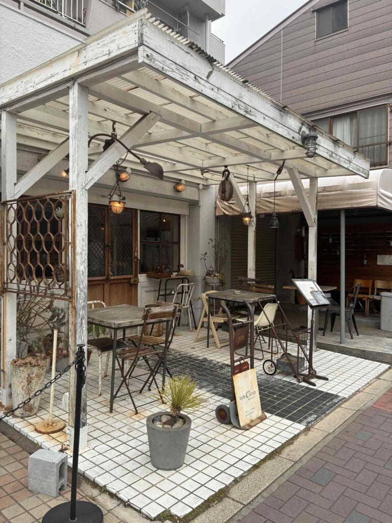 Sajilo Clove（サジロクローブ）の外観　テラス席