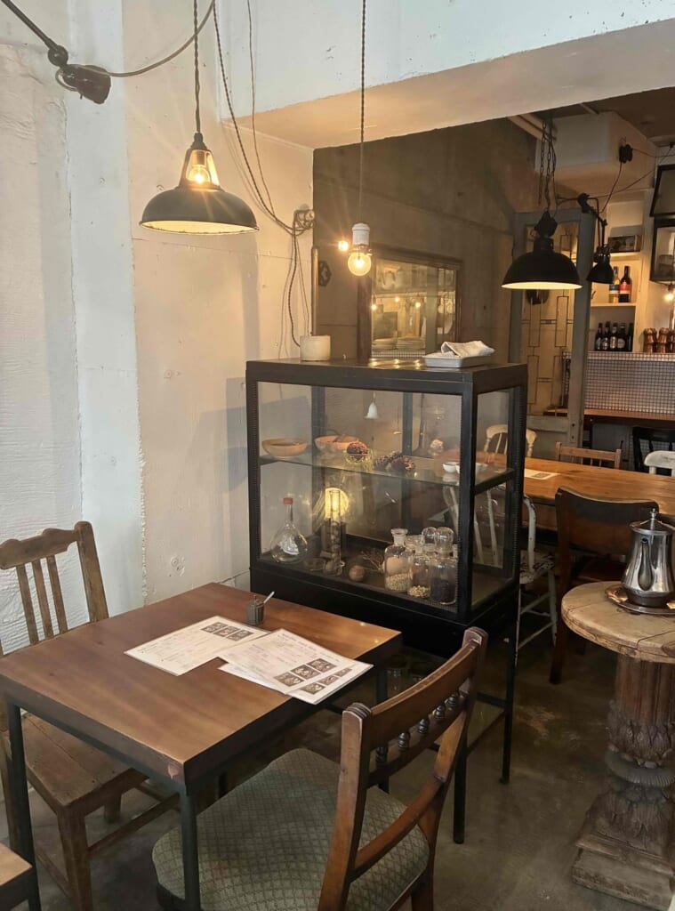 Sajilo Clove（サジロクローブ）の店内　おしゃれな飾り棚
