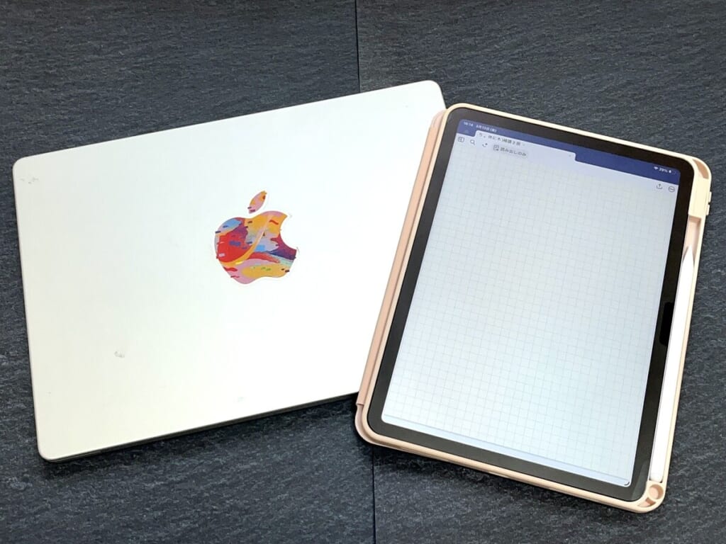 普段大学で使っているパソコンとiPad