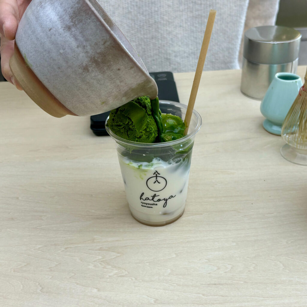 目の前でお抹茶が作られる様子