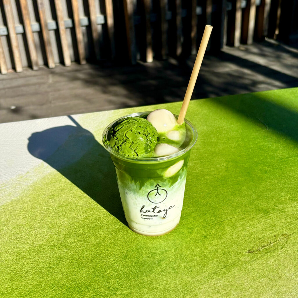 テラス席で食べる抹茶ラテ