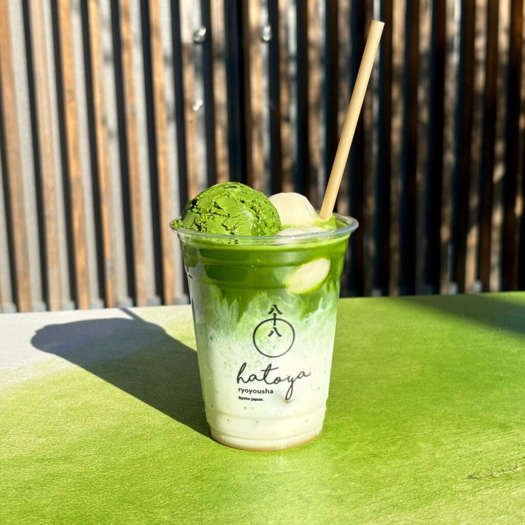 白玉と抹茶アイスがトッピングされた抹茶ラテ