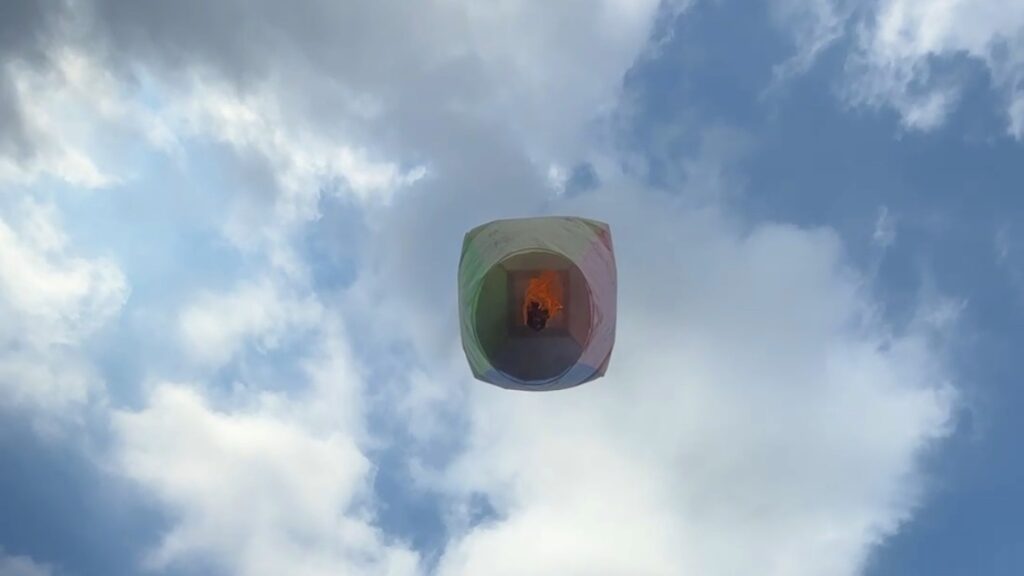 空にあげたランタン