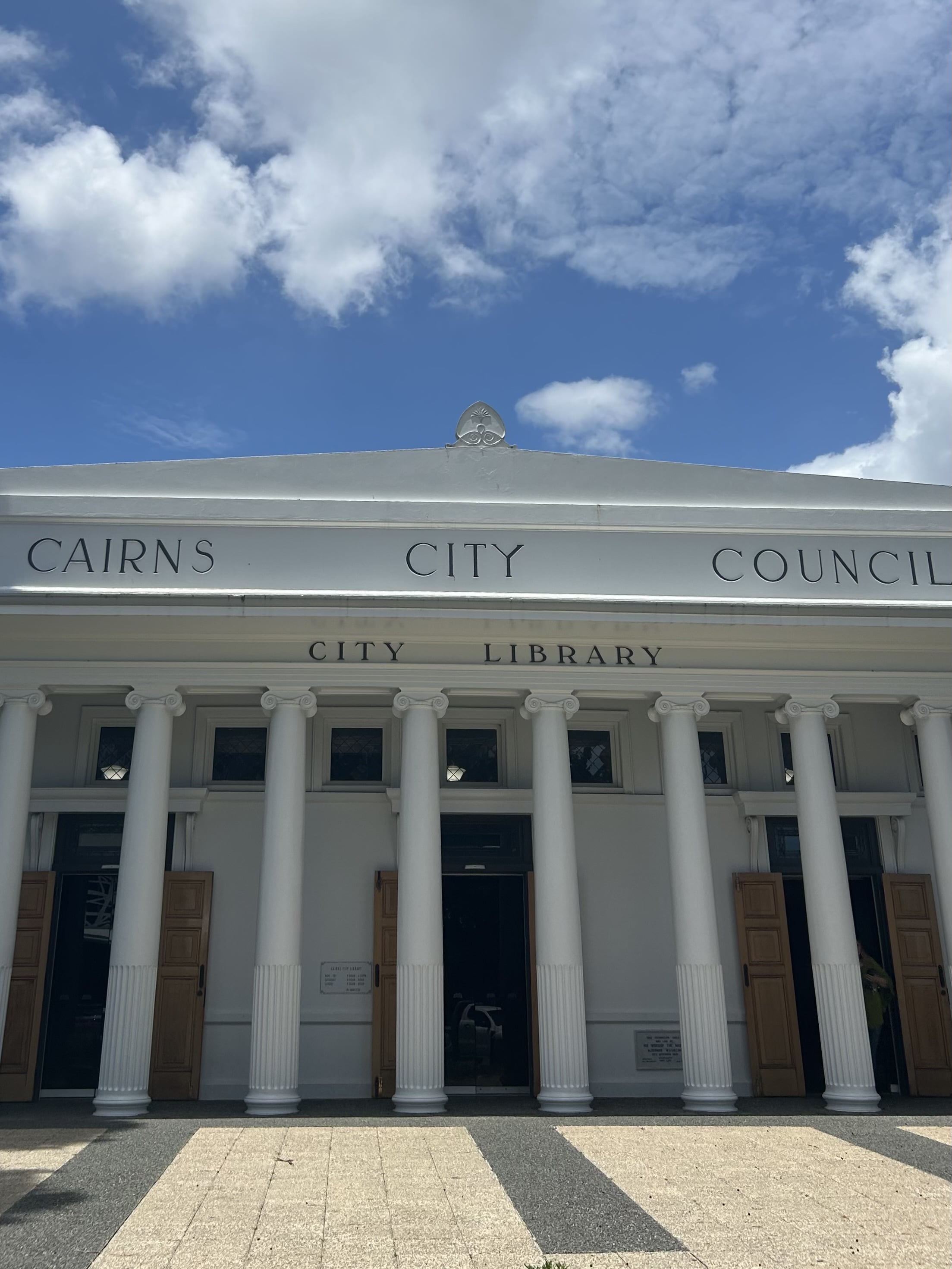 白い外観の図書館