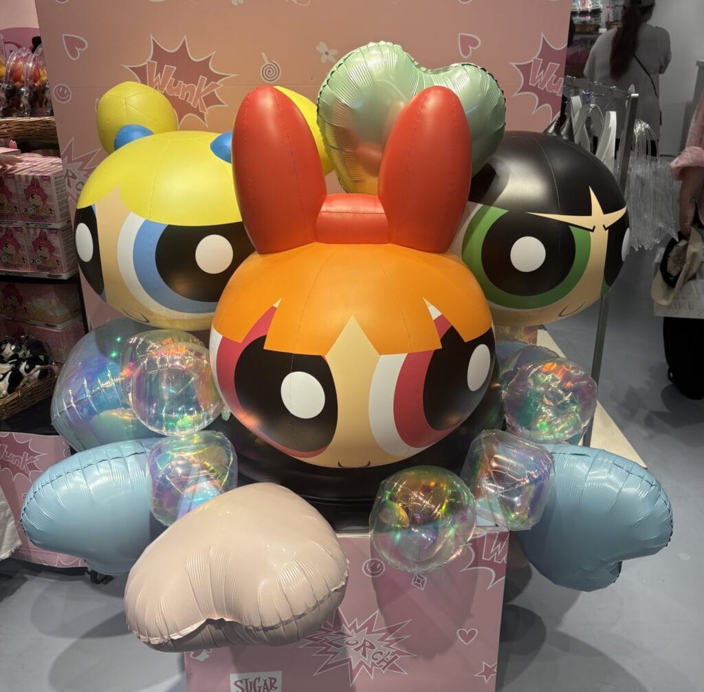 3人の大きなバルーンオブジェ