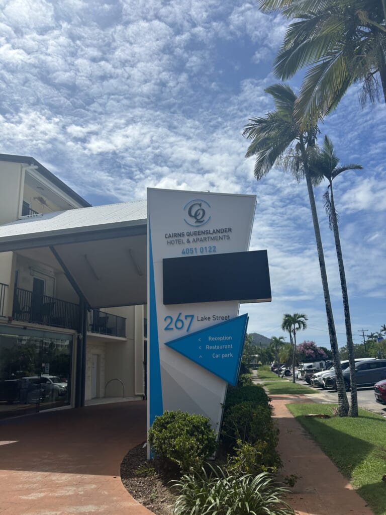 ホテルの看板。