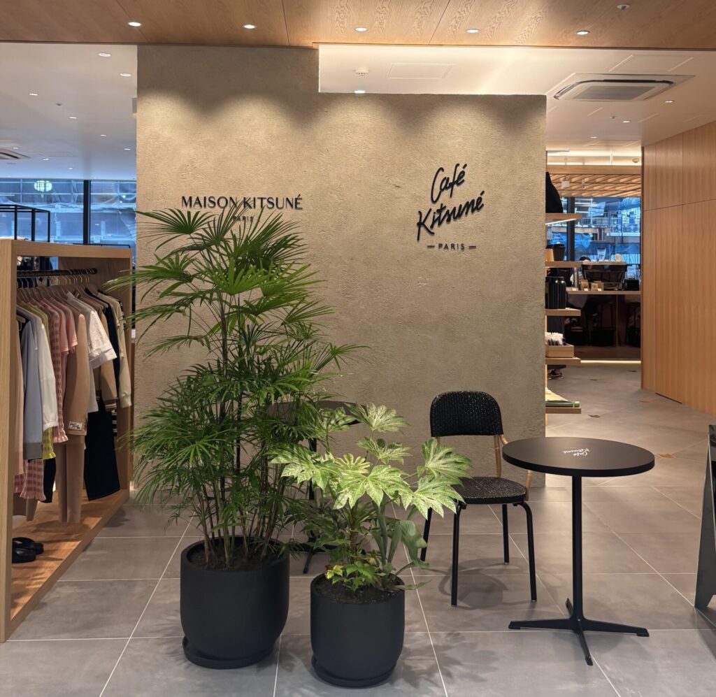 『カフェキツネ』の外観
左はアパレル『メゾンキツネ』