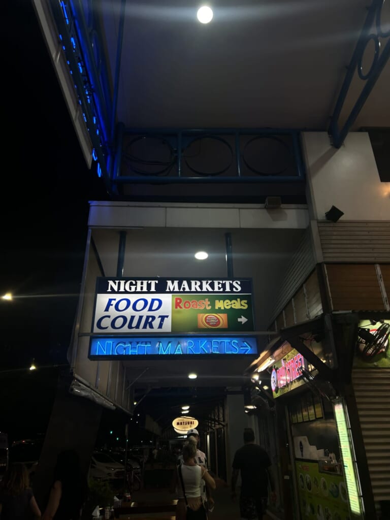 ナイトマーケットの看板。