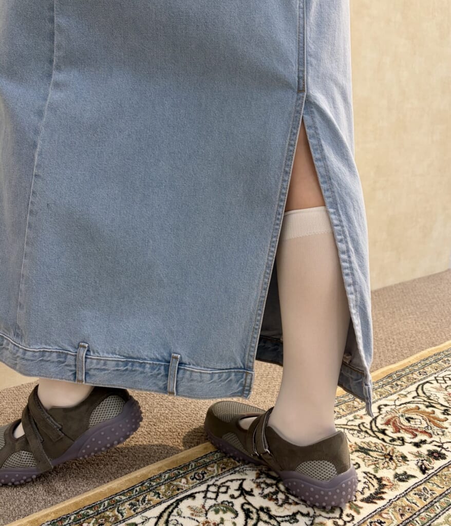 GU×rokh2026春夏コレクションのツートーンデニムスカートのスリット