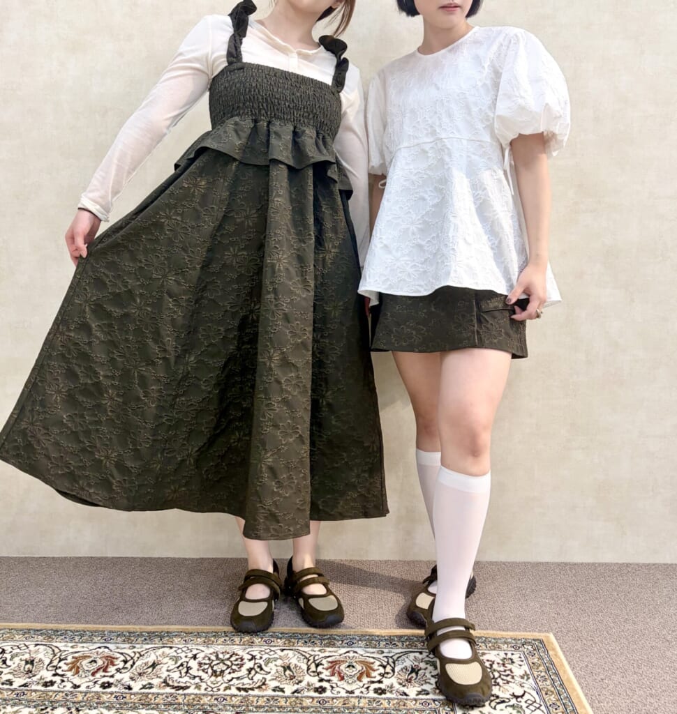 GU×rokh2026春夏コレクションの試着会でスモッキングワンピースとバルーンスリーブチュニックを着た2コーデ