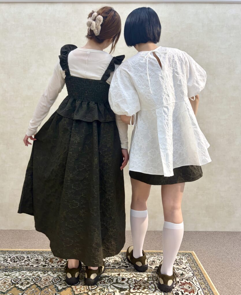 GU×rokh2026春夏コレクションの試着会でスモッキングワンピースとバルーンスリーブチュニックを着た2コーデの後ろ姿