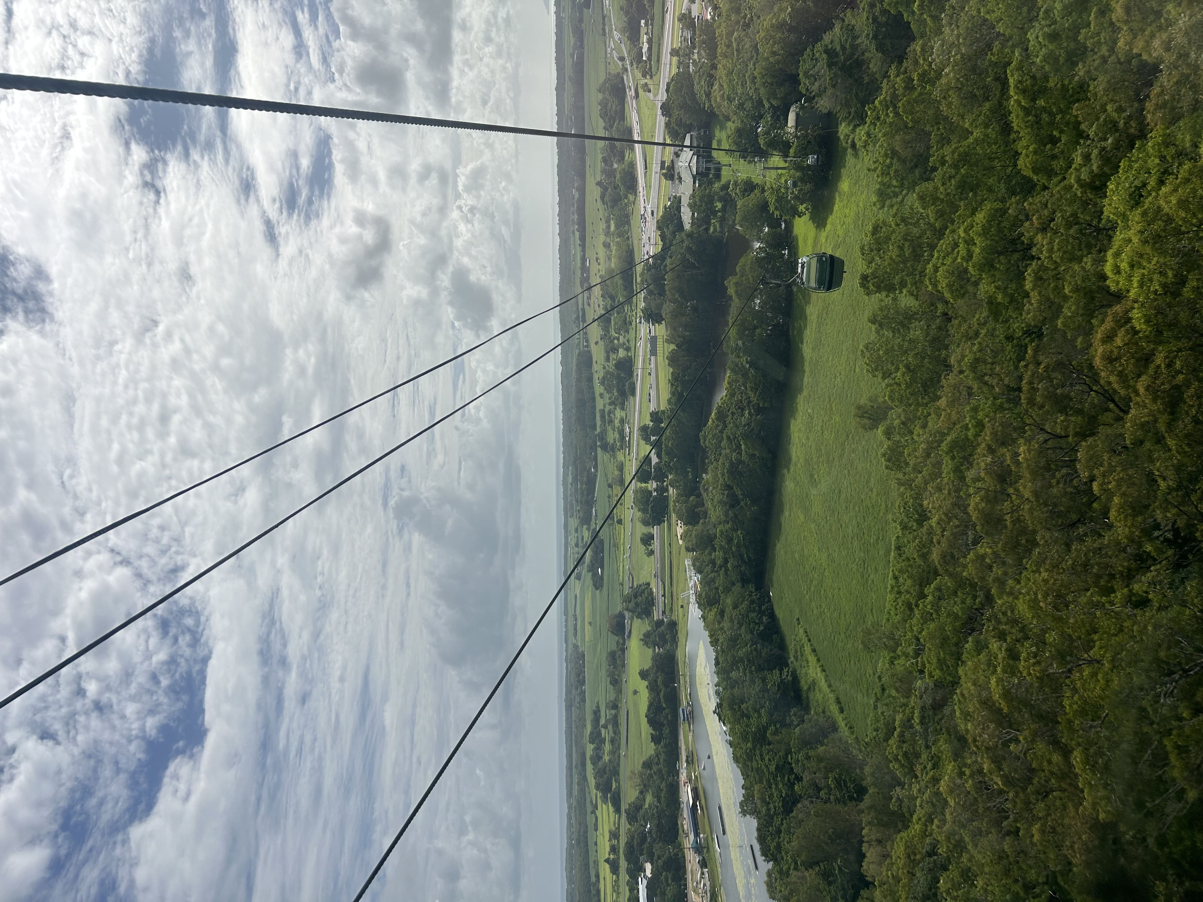 スカイレールから見える景色。家と自然が見える。