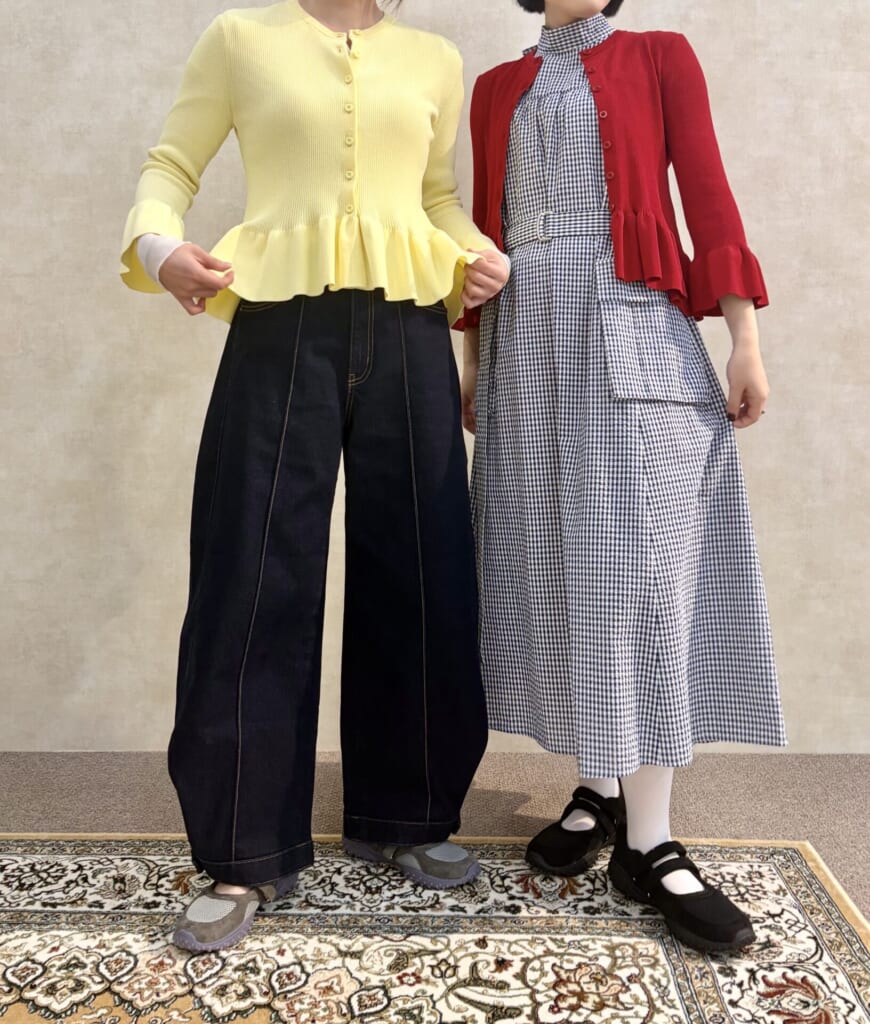 GU×rokh2026春夏コレクションの試着会でリブフリルカーディガンとバルーンパンツとAラインロングワンピースを着た2コーデ
