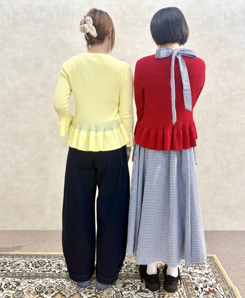 GU×rokh2026春夏コレクションの試着会でリブフリルカーディガンとバルーンパンツとAラインロングワンピースを着た2コーデの後ろ姿