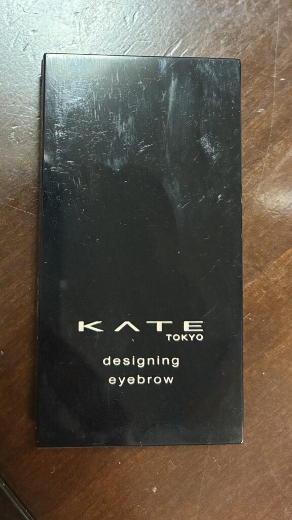 商品名 KATE デザイニングアイブロウ3D EX-5
アイブロウ兼涙袋を塗るときに使用しています。