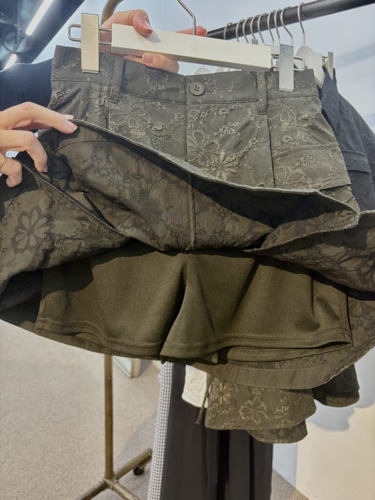 GU×rokh2026春夏コレクションのユーティリティスコートのペチパンツ