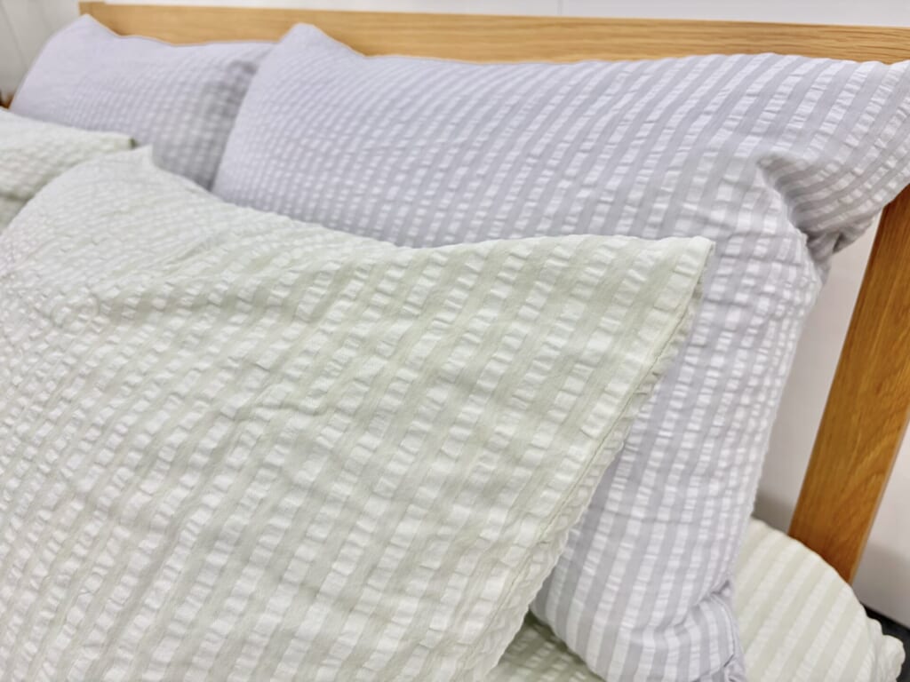 無印良品のサッカー織まくらカバーの生地感