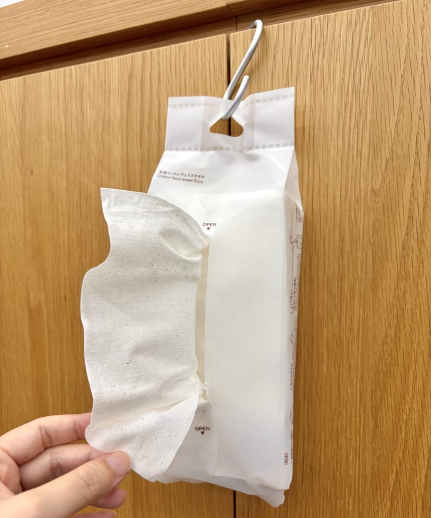 無印良品の生成コットンフェイスタオルをフックにかけた様子