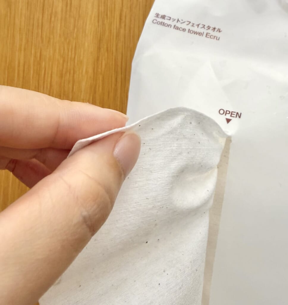 無印良品の生成コットンフェイスタオルの生地のアップ