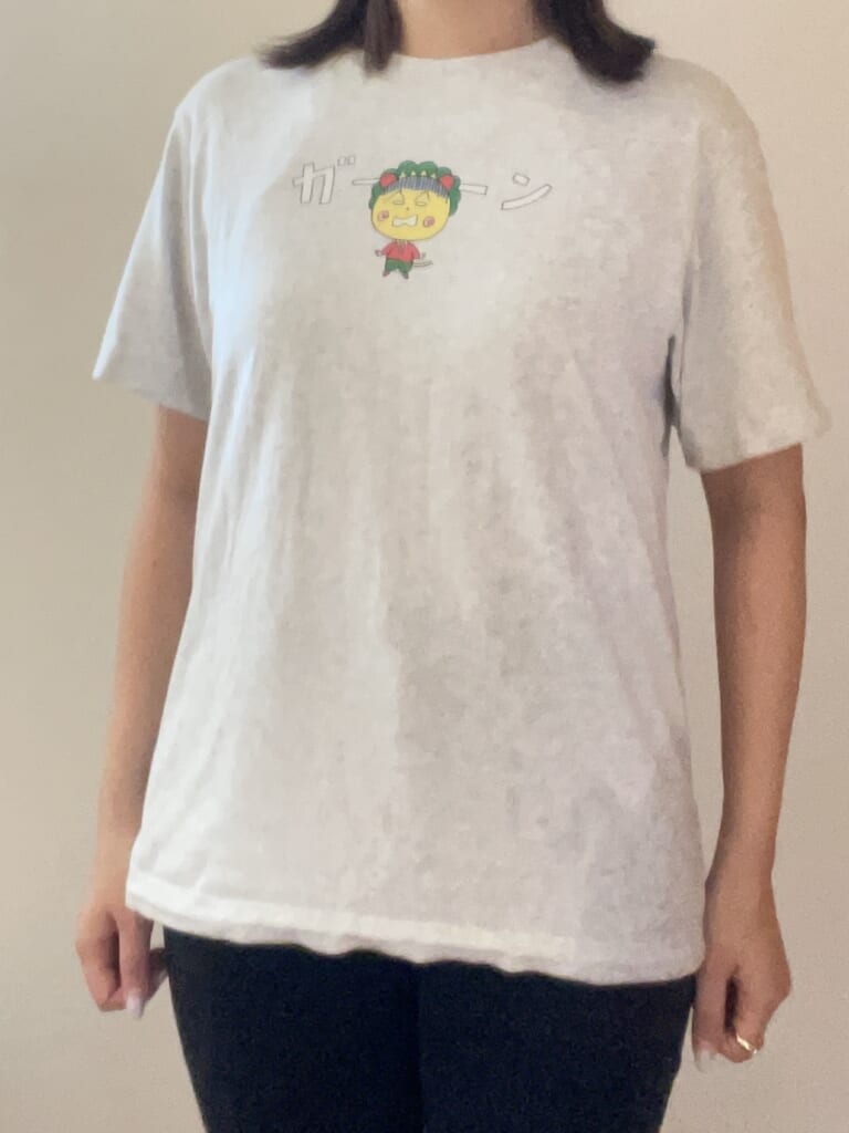 キャラクターデザインのTシャツを着用