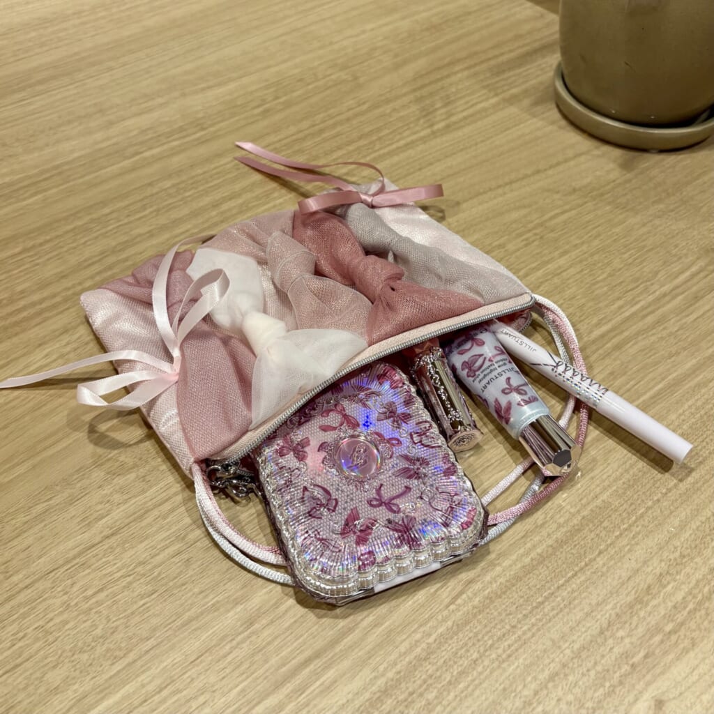 ポーチにクリスマスコフレに入っていた4商品を入れた様子