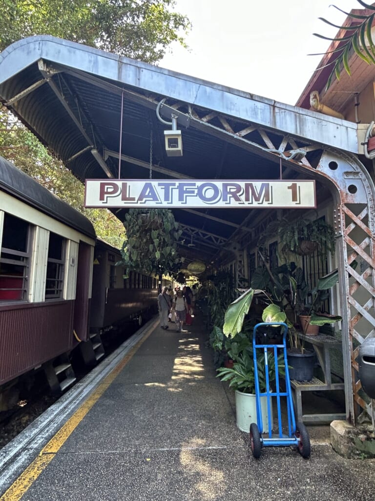 列車が駅に止まっている写真