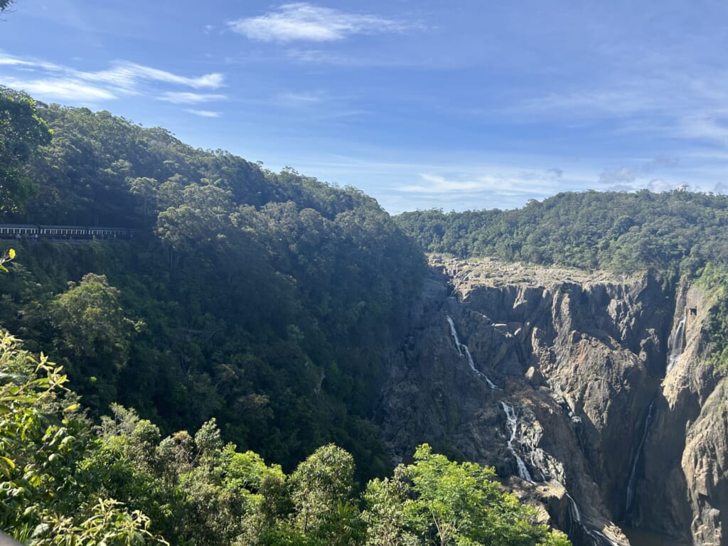 バロン滝と列車、大自然を写した写真