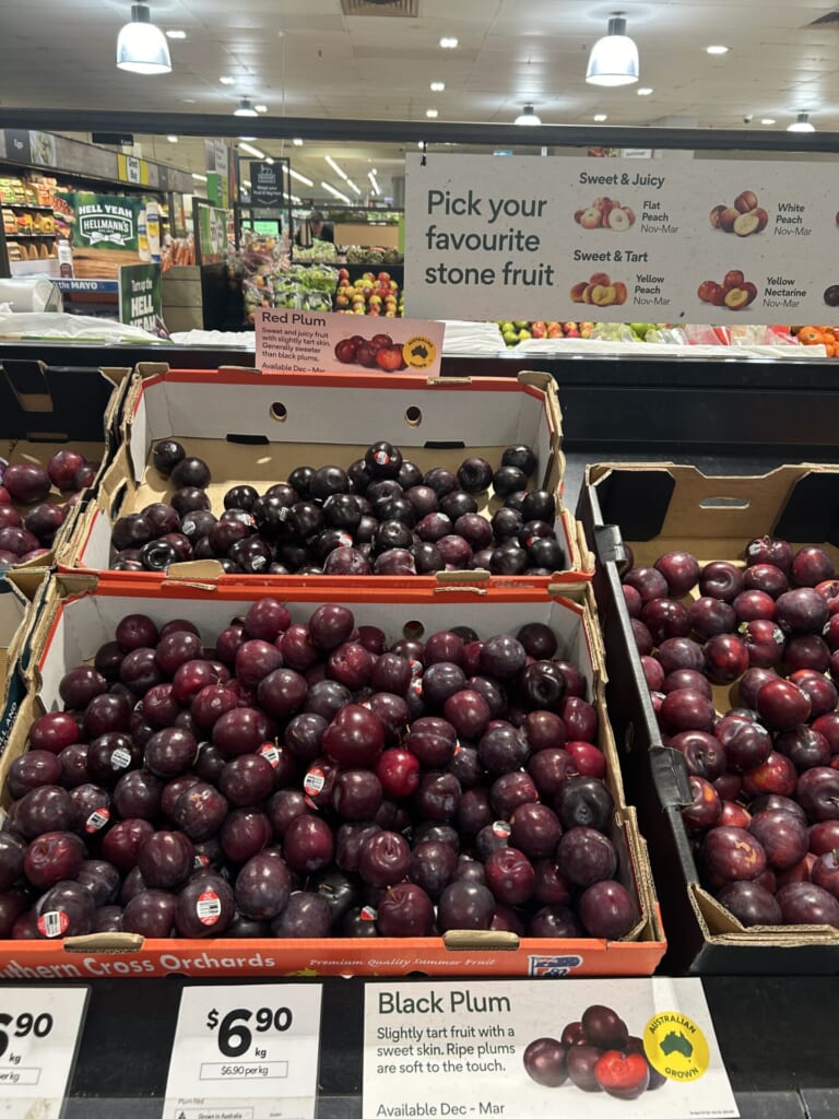 スーパーに売られている、たくさんのレッドプラムの写真