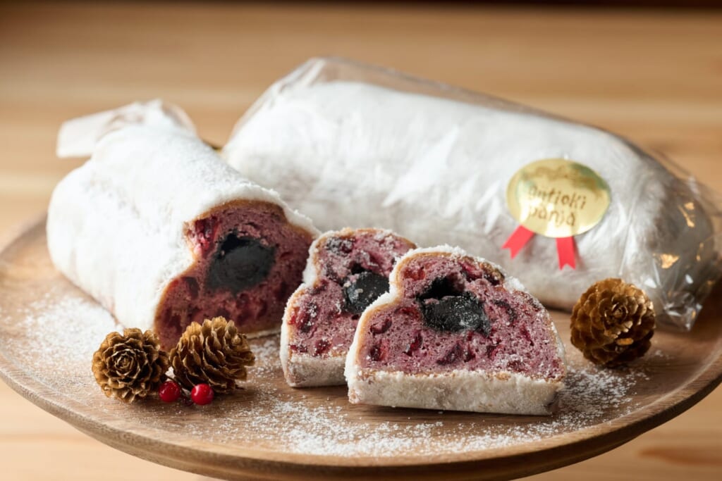 ジブリパーク「魔女の谷」の「グーチョキパン屋」の2025年クリスマス期間限定メニュー:カシスとココアのシュトーレン