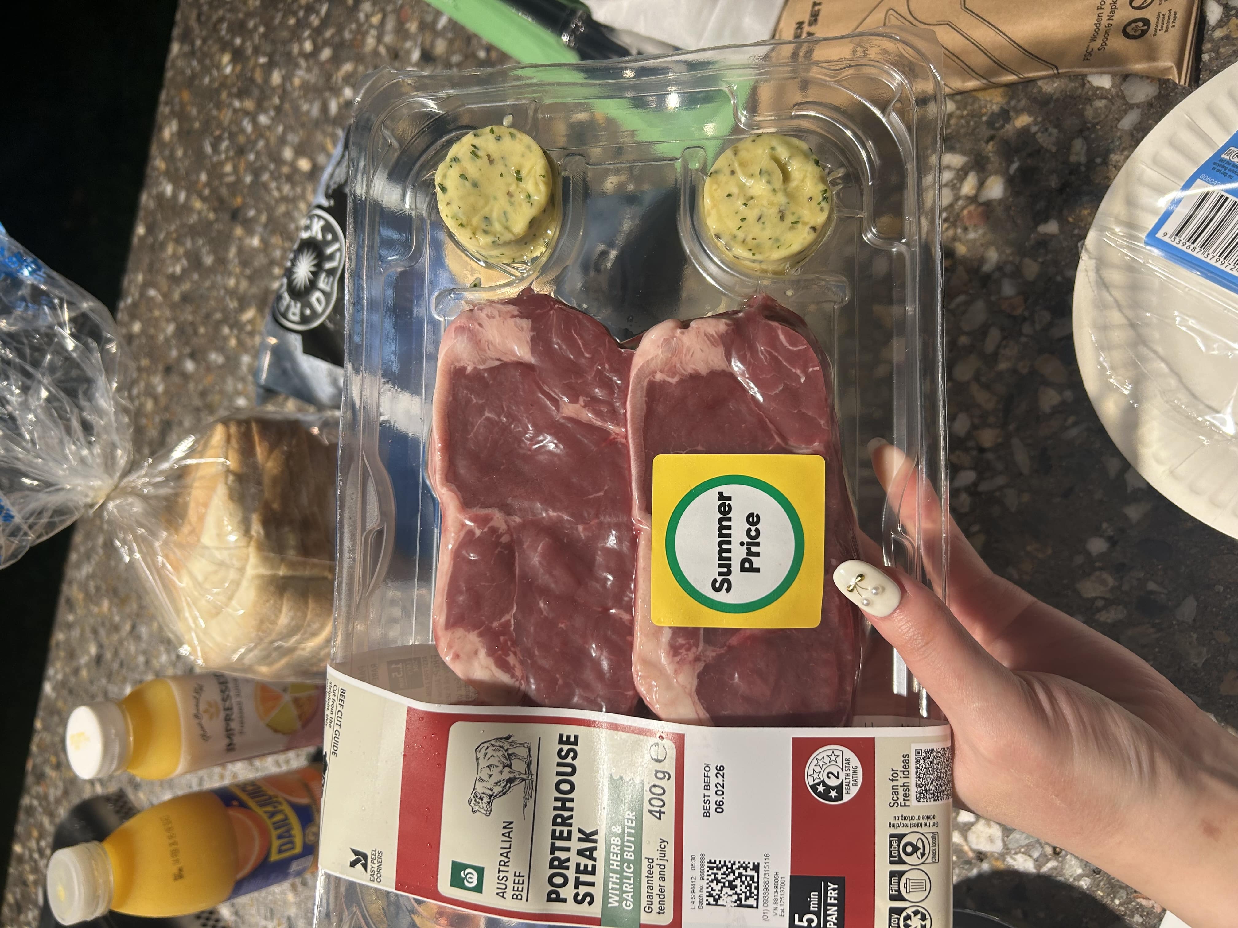 牛肉の写真。大きく、バターもついている。