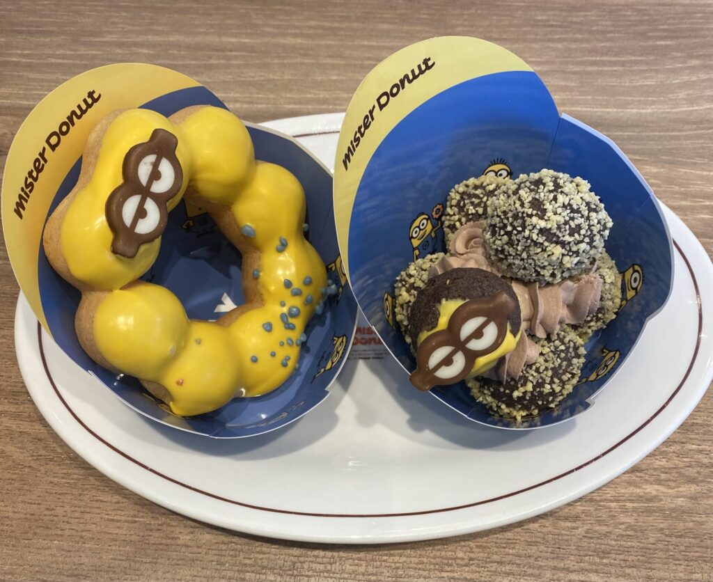 “ミニオン” ポン・デ・はじけるリング(左)と“ミニオン”ゴールデンポップ(右)