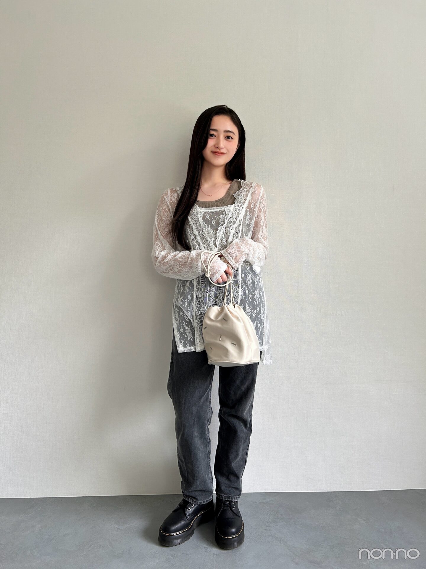 井上和の夏私服2025の全身カット