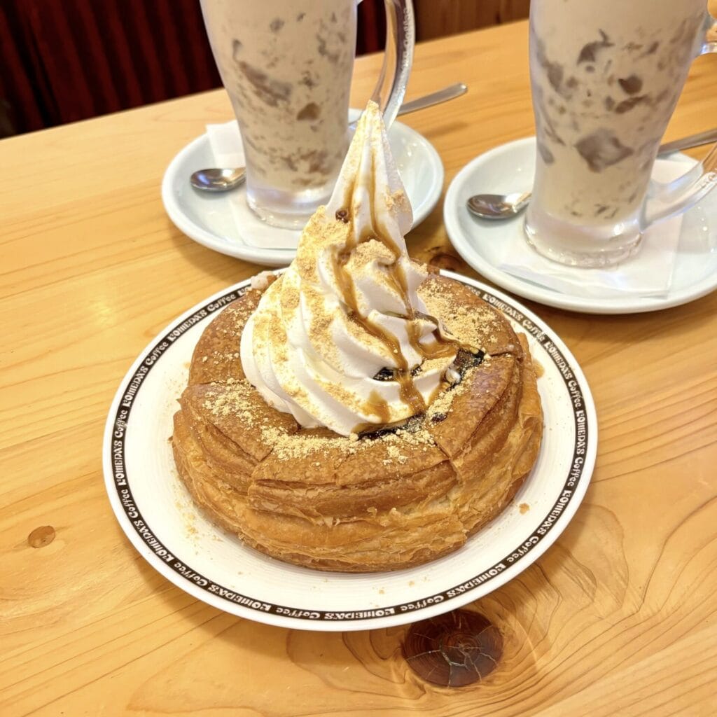シロノワールにお好みで黒蜜をかけて食べる