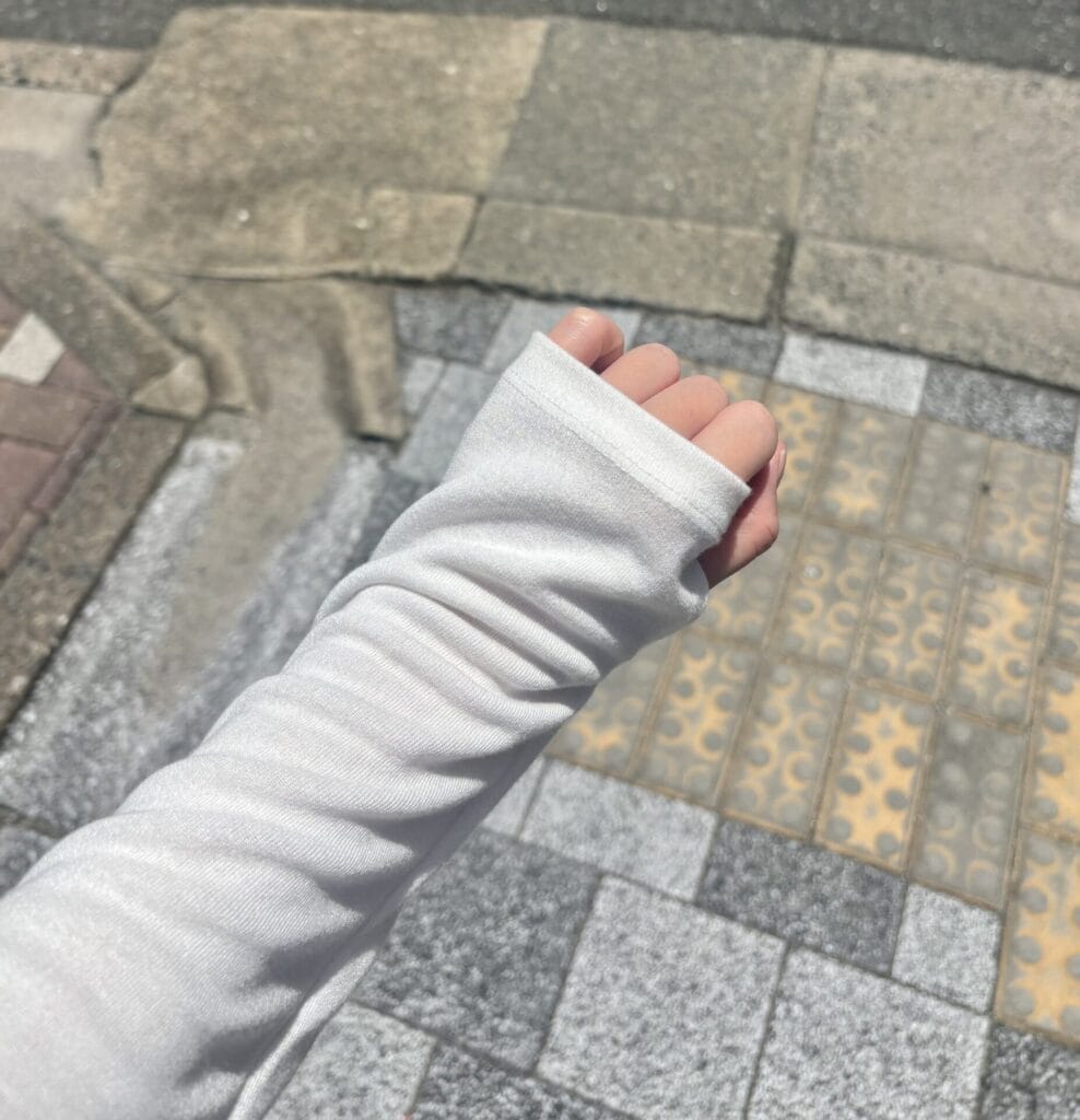 手の甲まで覆える長めの袖付き。