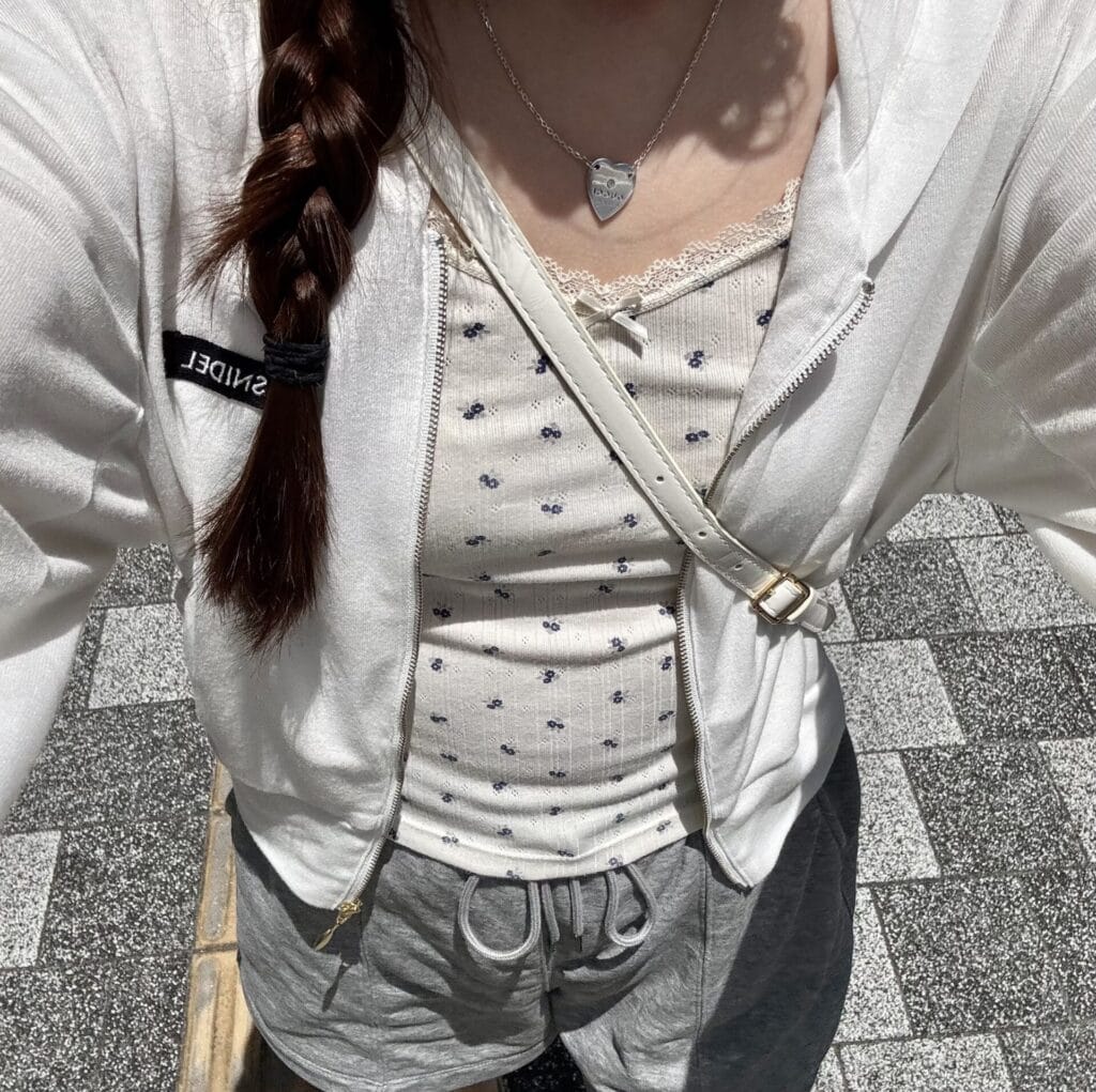 SNIDEL白パーカーと、GUキャミソール、ボトムスもGUのスウェット短パン