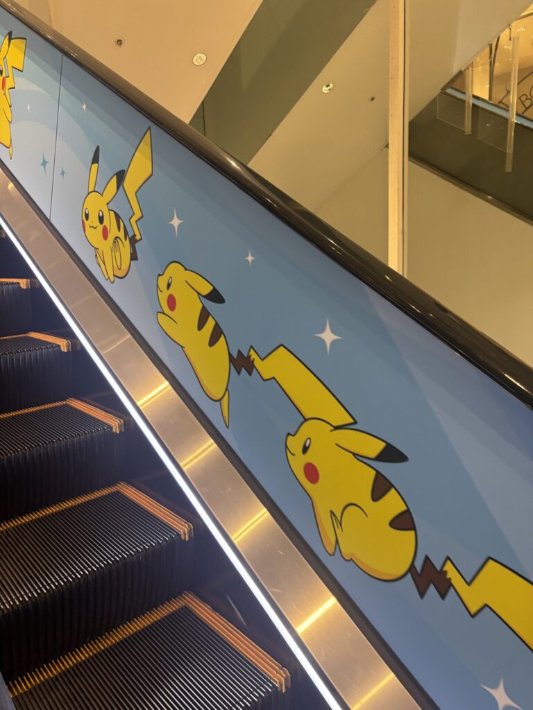 エスカレーターを駆け上るピカチュウ