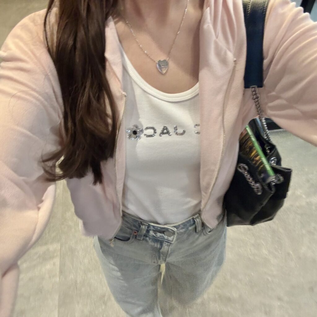 SNIDELピンクパーカー、MARC JACOBSのタンクトップ、GUのバレルレッグジーンズ