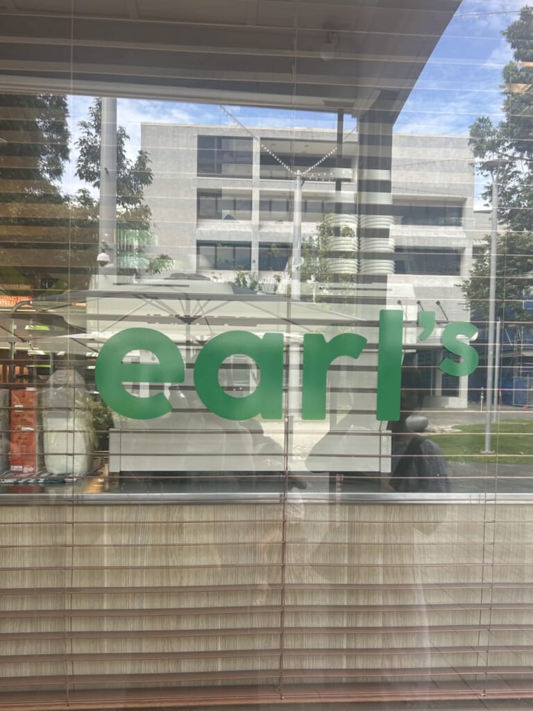 カフェのロゴがプリントされているお店のガラス。