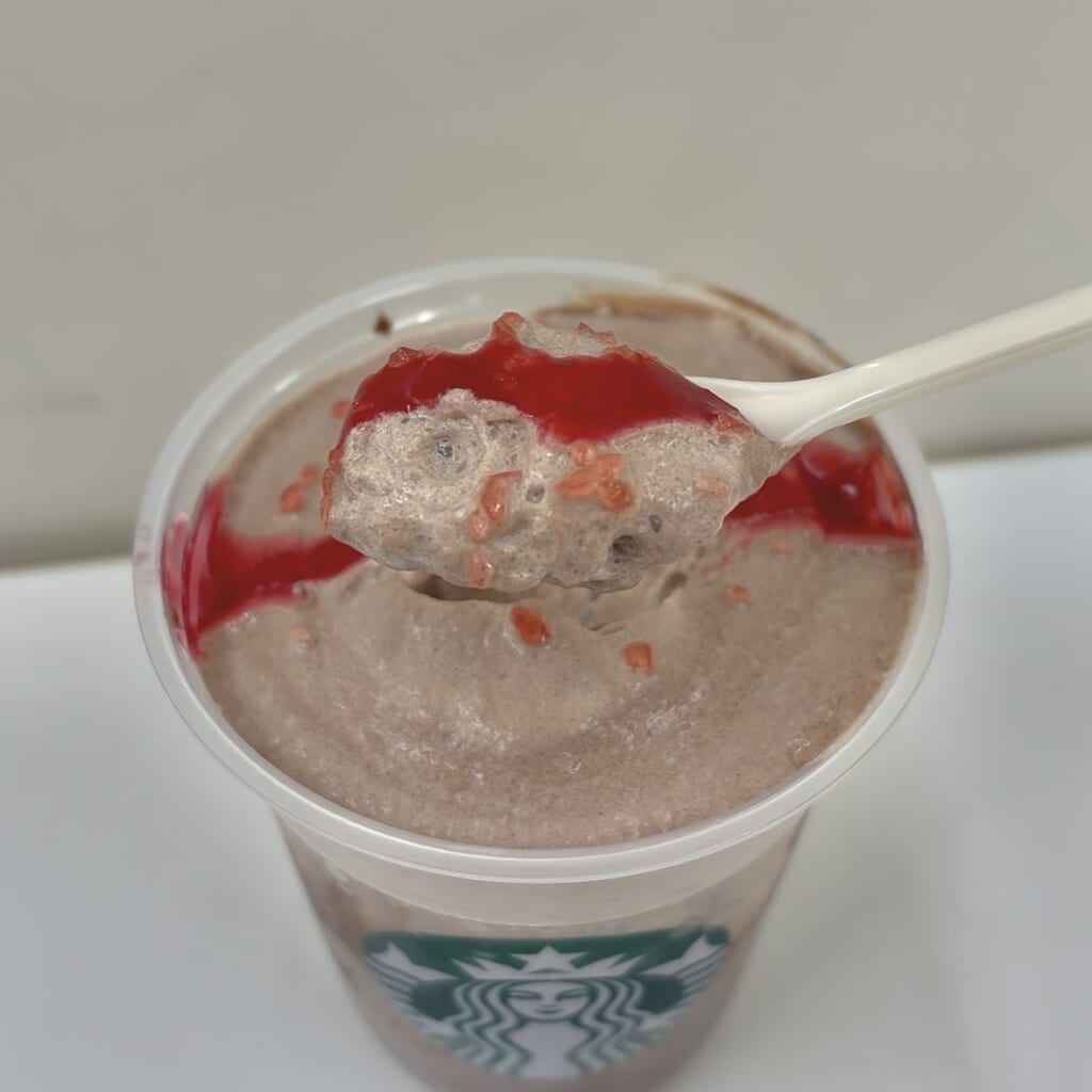 カカオ & ストロベリー ムース フラペチーノ
ふわふわショコラムース