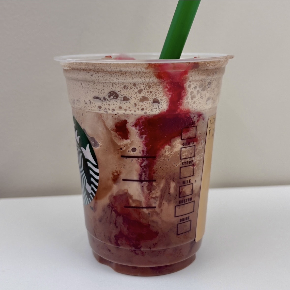 カカオ & ストロベリー ムース フラペチーノ
いちご果肉ゴロゴロ