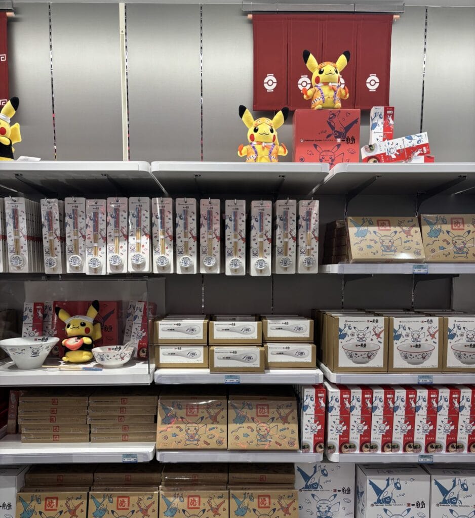 ポケセンフクオカ限定グッズの陳列棚