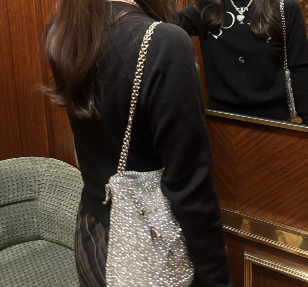 短めの肩掛けで持った時（1枚目）