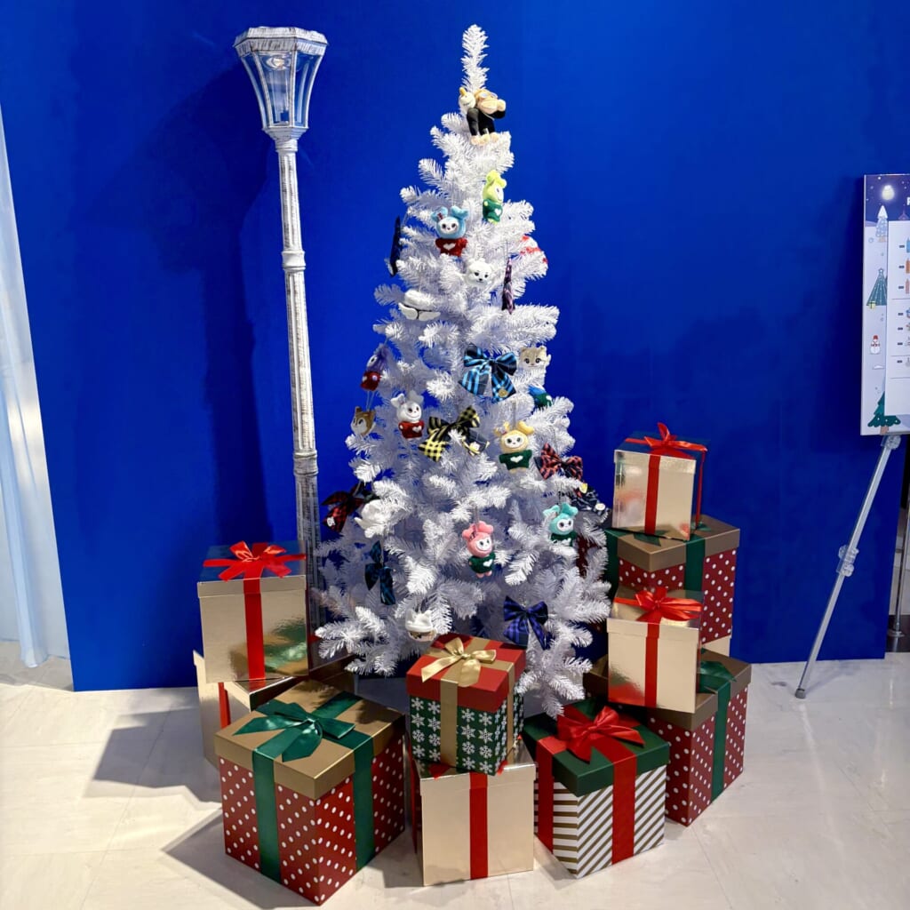 グッズが飾られたクリスマスツリー