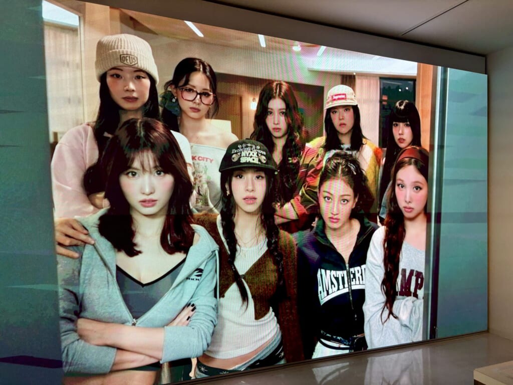 店内の巨大スクリーン