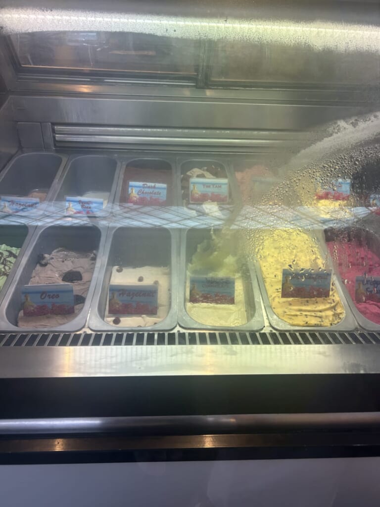 色んな種類のジェラートの写真