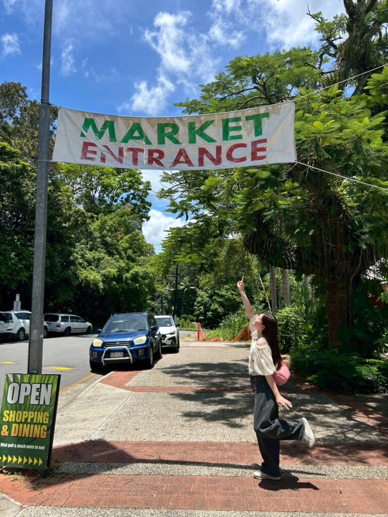 マーケットの入り口の旗を写した写真