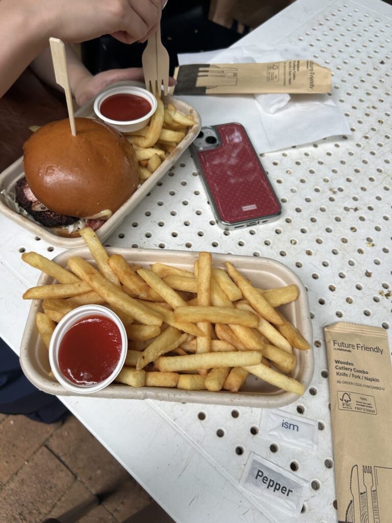 ポテチとハンバーガーの写真