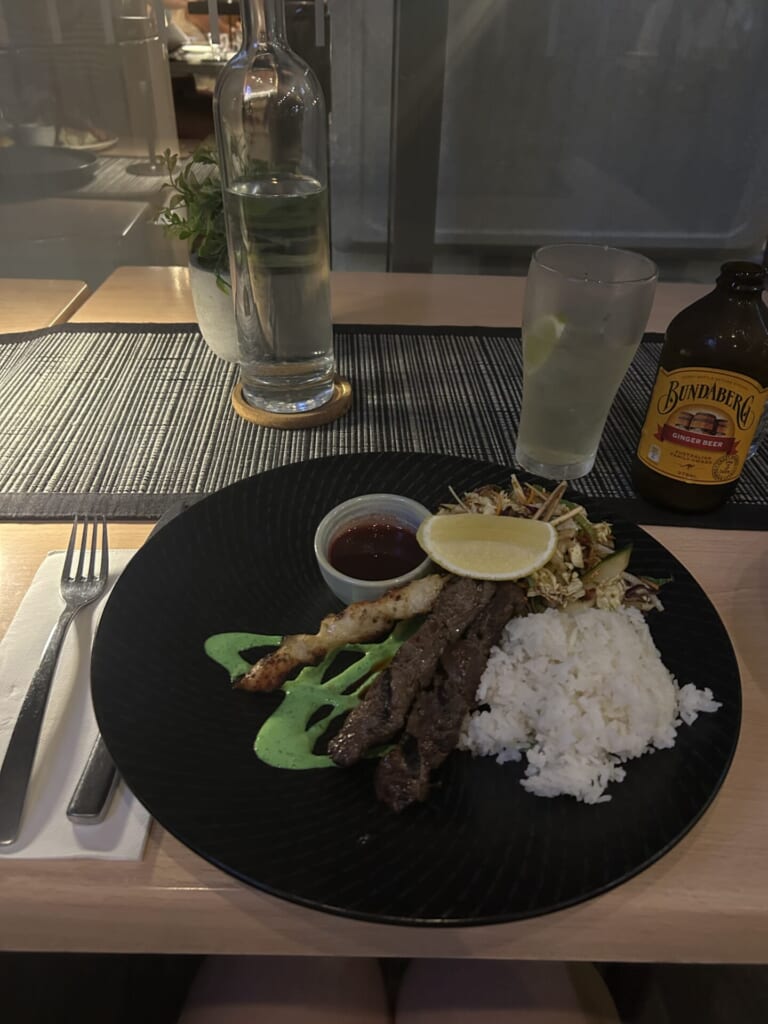 「オージー・デュオ・サテー」の写真。ご飯と串状の肉がプレートにのっている。